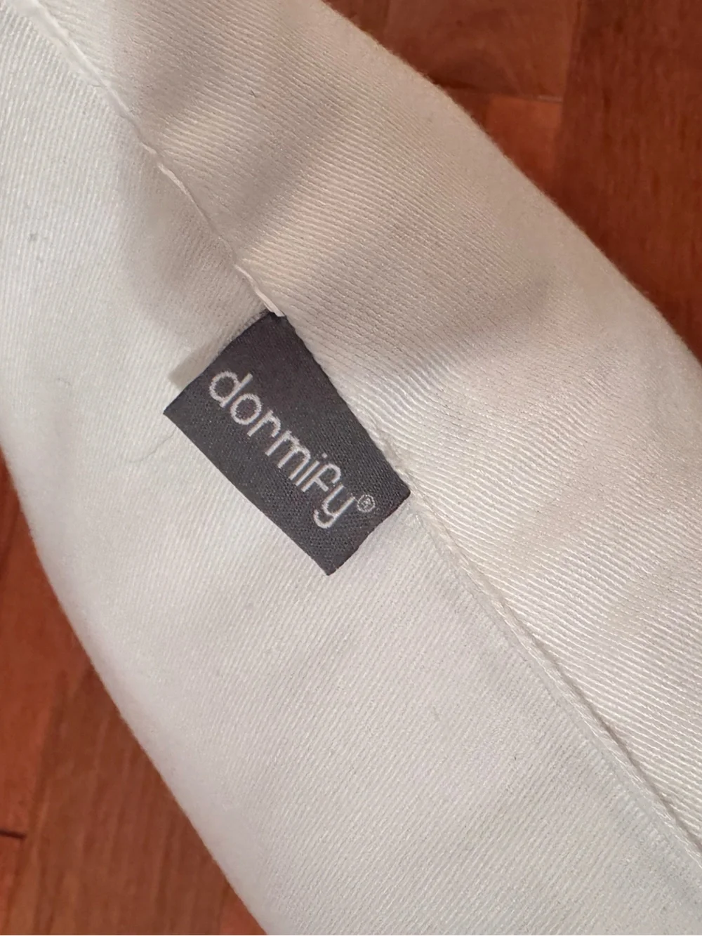 Dormify white throw